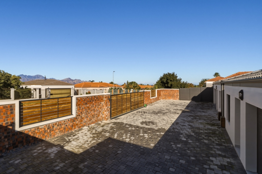 4 Bedroom Property for Sale in Somerset Ridge Western Cape